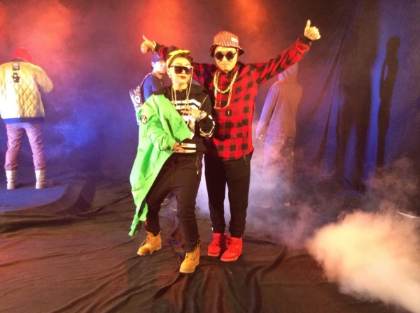 “Дуэт vs Дуэль 2014” ардчилсан супер шоу нэвтрүүлэгийн оролцогчидын зурагнаас